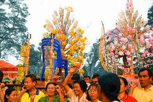Poi Luang Festival