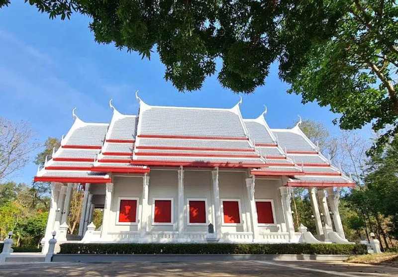 Phutthacharo Cave