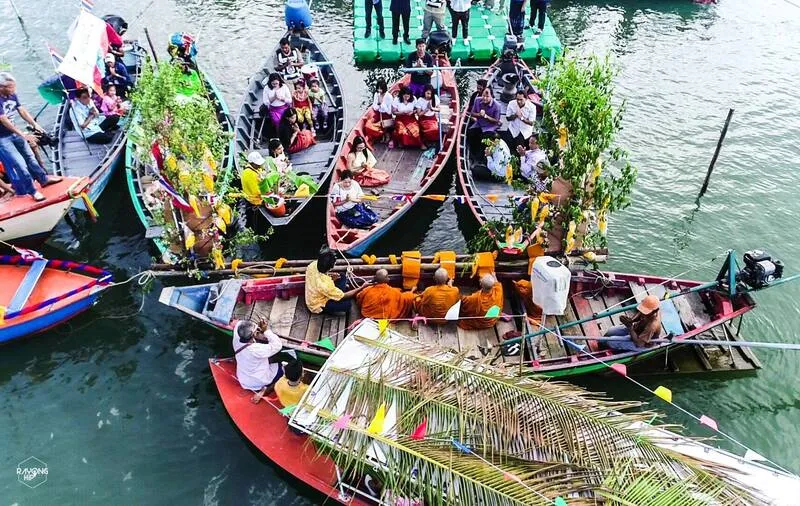 Tod Phapa Klang Nam Tradition