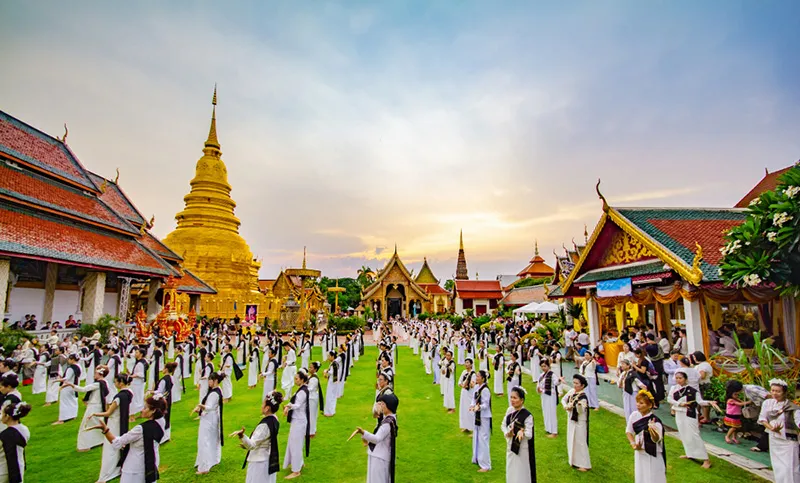 The Tradition of Pouring Water on Phra That Haripunchai The Tradition of Pouring Water on Phra That Haripunchai