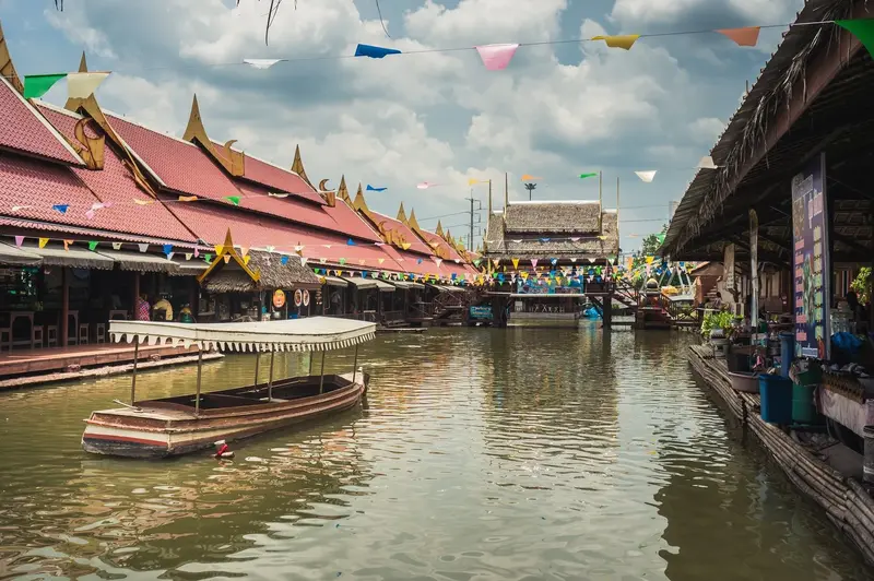 Thung Bua Chom Floating Market