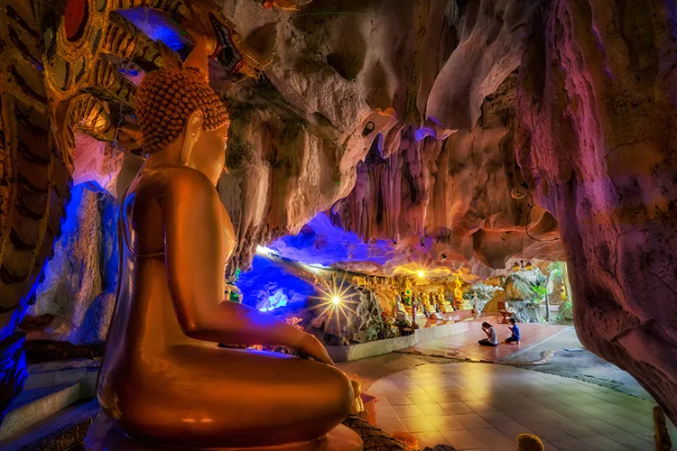 Wat Tham Khao Prathun