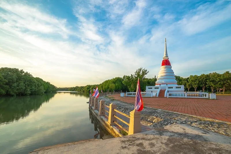 Phra Chedi Klang Nam