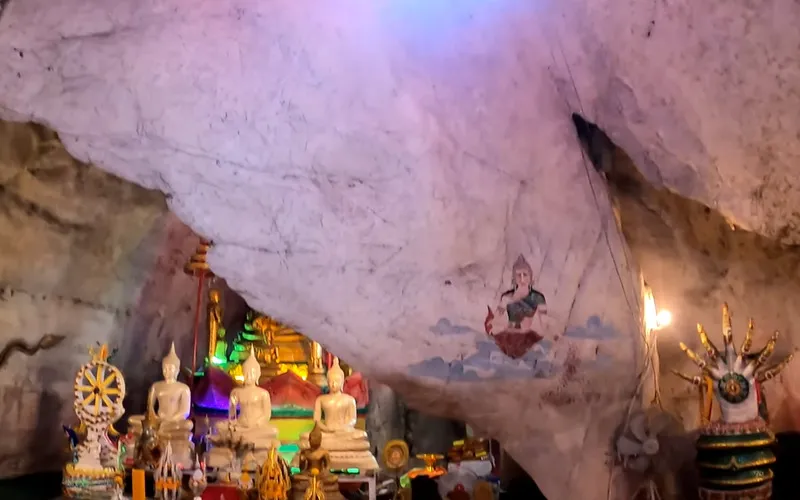 Phet Pho Sai Cave