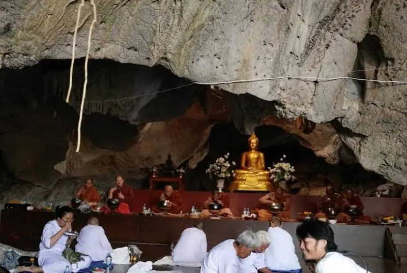 Tham Khao Plub Plueng Thong Tham Khao Plub Plueng Thong