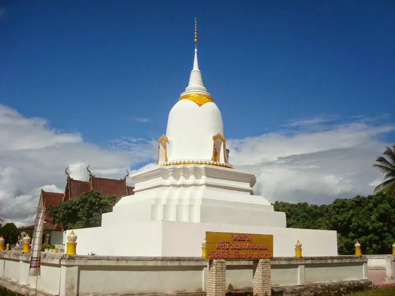 Phra That Si Bua Chaeng Thep Mongkol (That Wat Kao)
