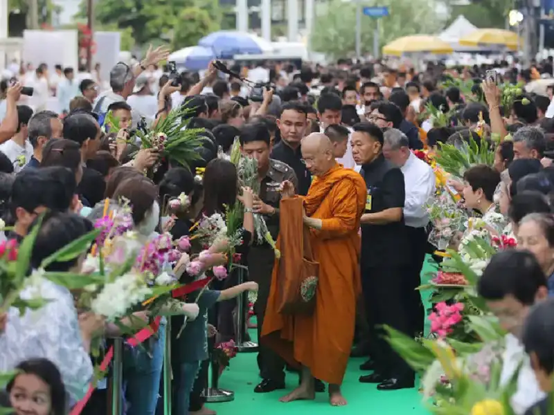 ประเพณีเดินเทียนและตักบาตรดอกไม้ วัฒนธรรมภาคกลาง