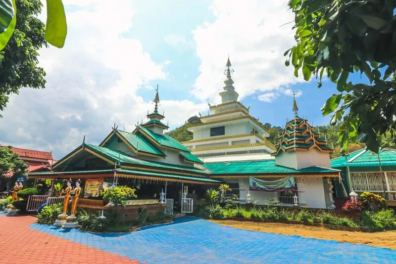 วัดพระพุทธบาทผาหนาม วัดพระพุทธบาทผาหนาม