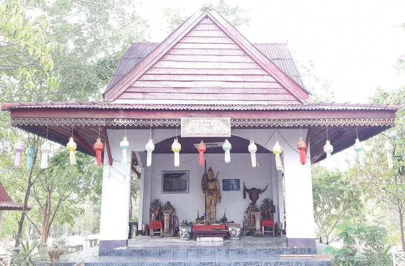 Chao Pho Pha Dan Shrine