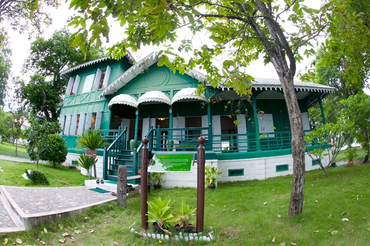 Chudhadhuj Palace