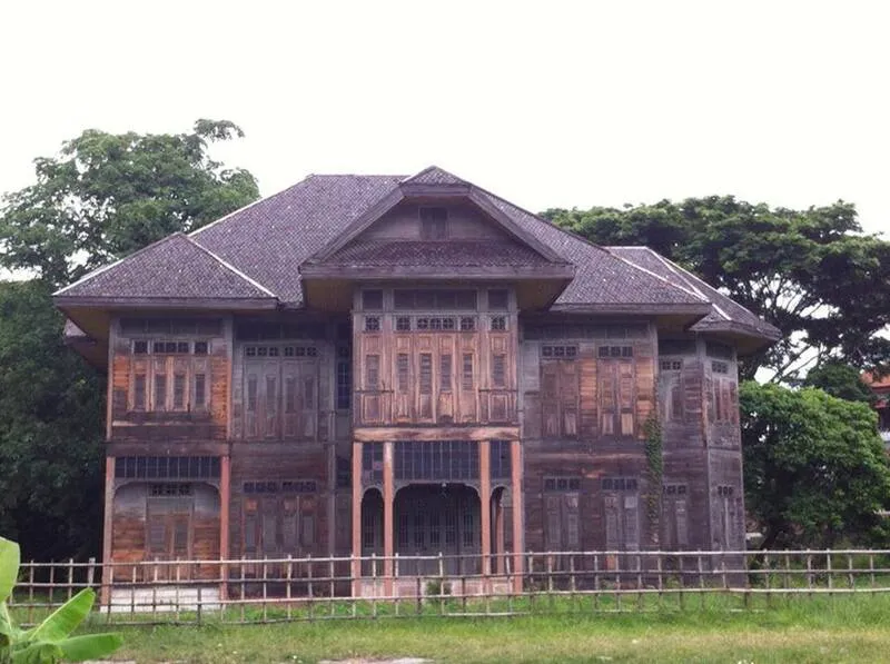 Ancient House (100 years) near Kwan Phayao