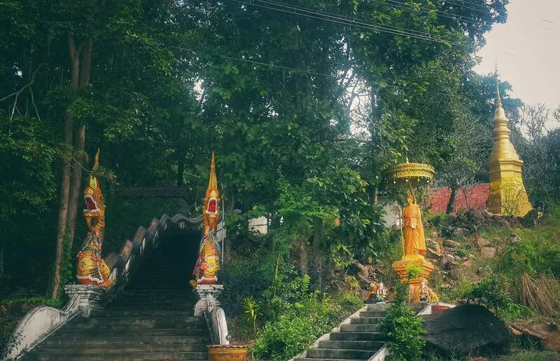 วัดพระธาตุโป่งเกลือ