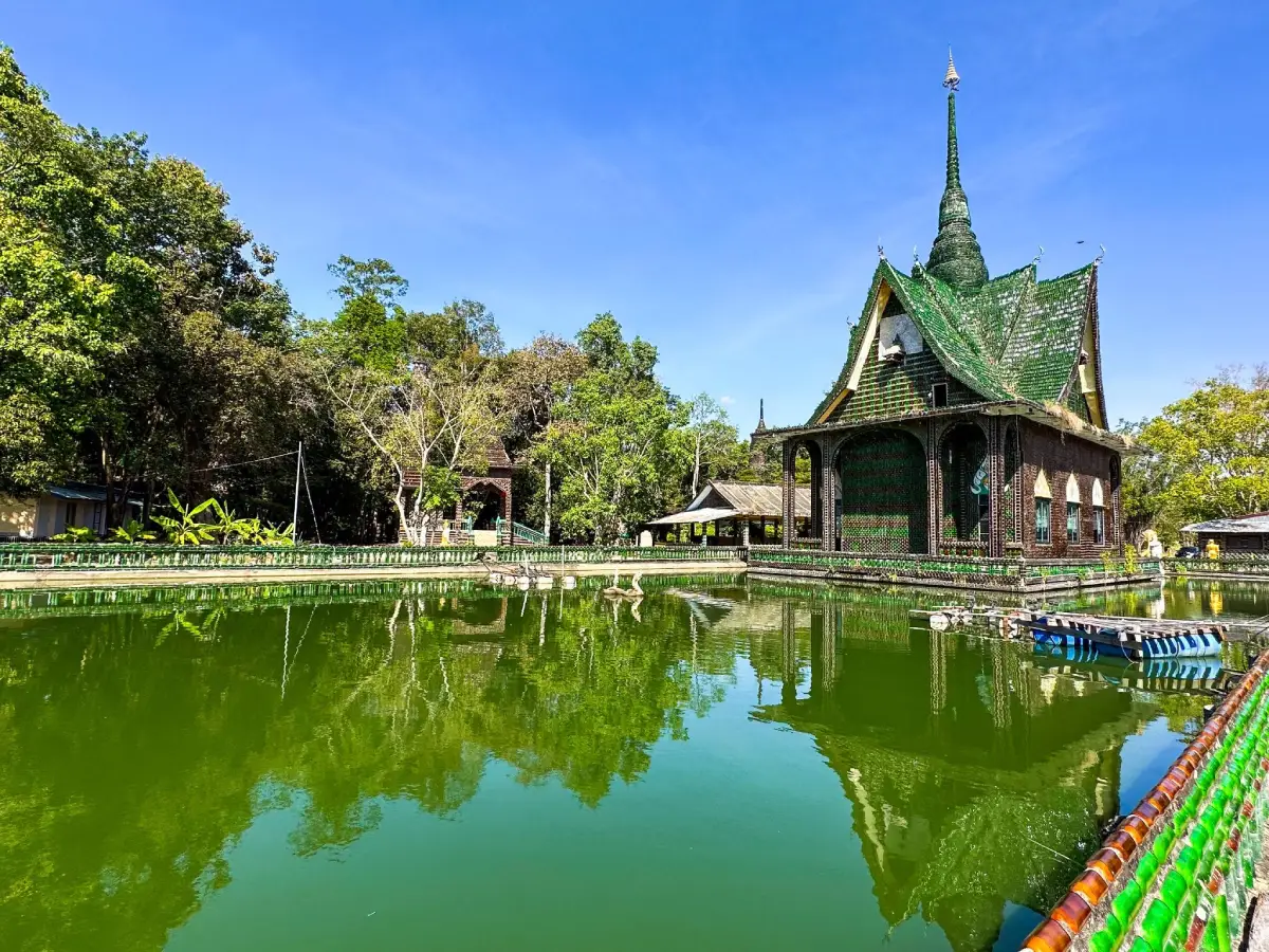 Wat Pa Maha Chedi Kaew (Wat Larn Kuad)