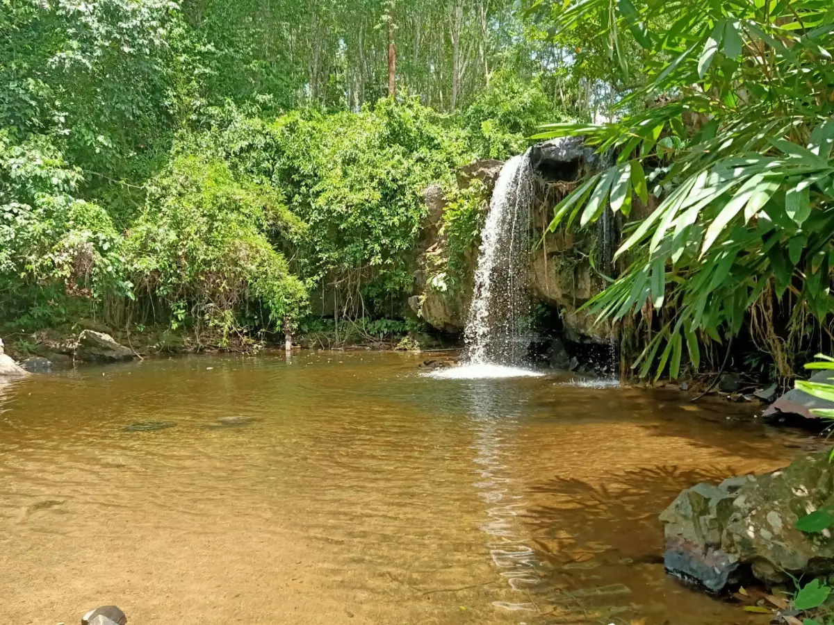 น้ำตกโตนไม้ปัก ในพื้นที่อุทยานแห่งชาติลำน้ำกระบุรี จังหวัดระนอง