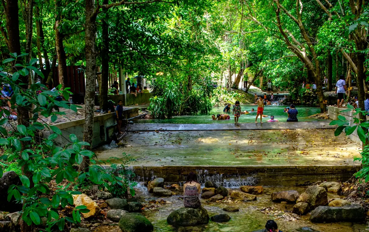 น้ำพุร้อนบ้านพรรั้ง จังหวัดระนอง บ่อน้ำแร่ร้อนธรรมชาติท่ามกลางป่าร่มรื่น