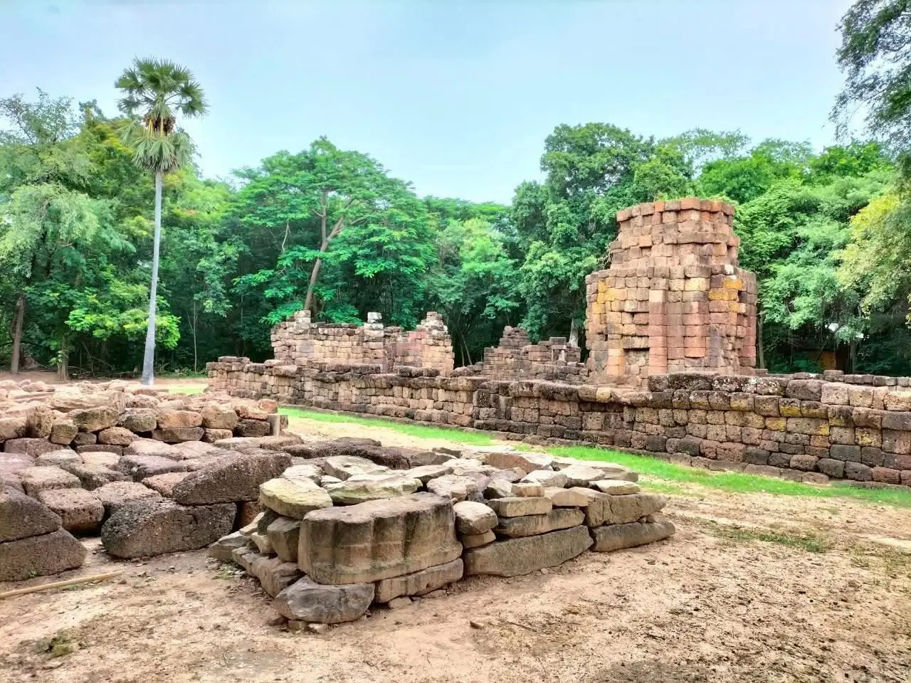 Prasat Chom Phra