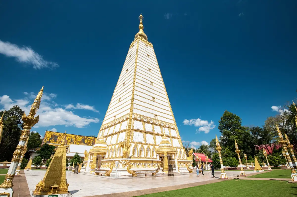 Wat Phra That Nong Bua, Ubon Ratchathani, white and gold chedi inspired by Bodh Gaya