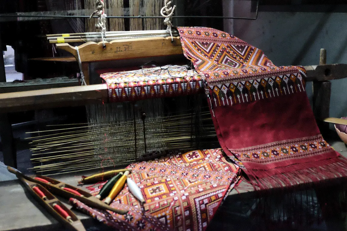 Ban Phon Phrae Wa Silk Weaving Group Kalasin