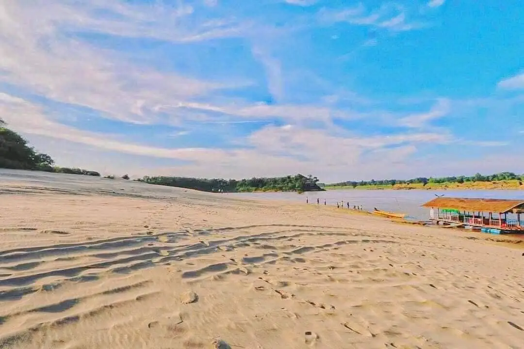 หาดทรายสูง บ้านลาดเจริญ จังหวัดอุบลราชธานี ชุมชนริมแม่น้ำโขงและสันทรายธรรมชาติ