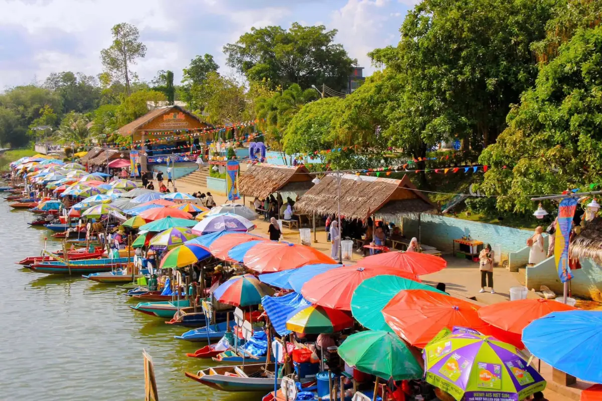 Khlong Hae Floating Market in Hat Yai, Songkhla, featuring local food and traditional waterside stalls