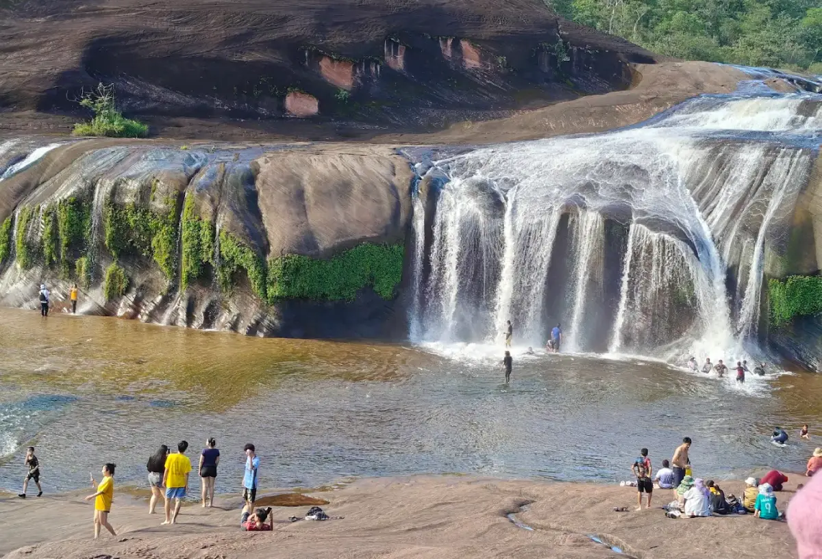 Tham Phra Waterfall Bueng Kan