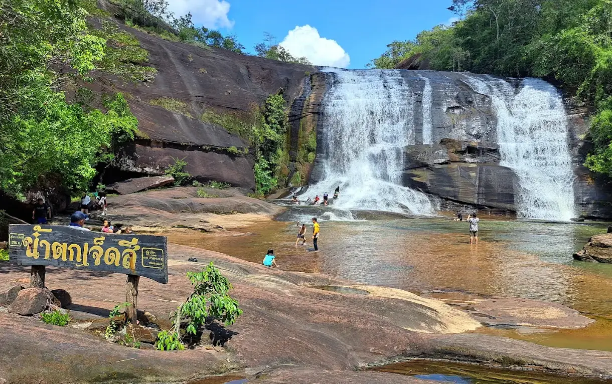 Chet Si Waterfall Bueng Kan