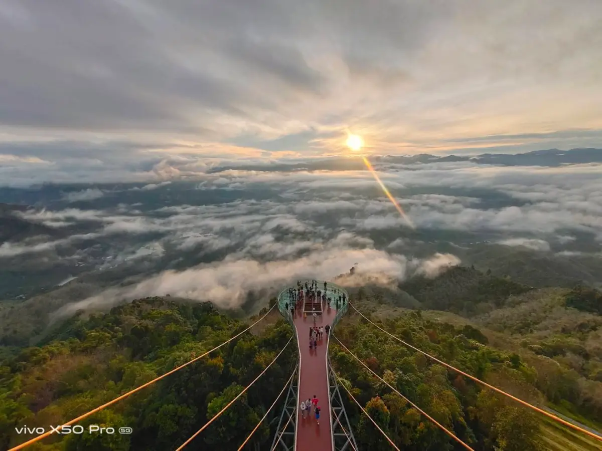 Aiyerweng Skywalk and Sea of Mist Aiyerweng Skywalk and Sea of Mist