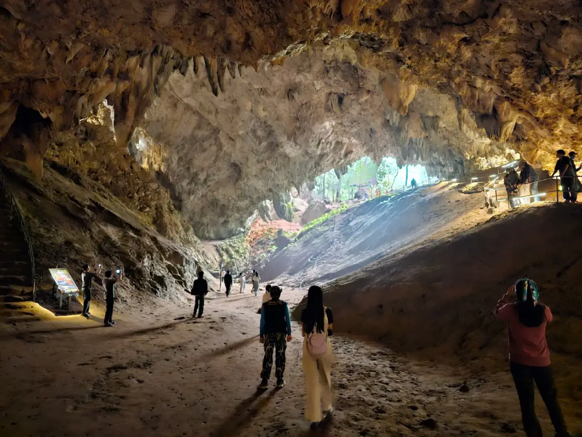ถ้ำหลวงขุนน้ำนางนอน จังหวัดเชียงราย ถ้ำหินปูนและแหล่งน้ำธรรมชาติ