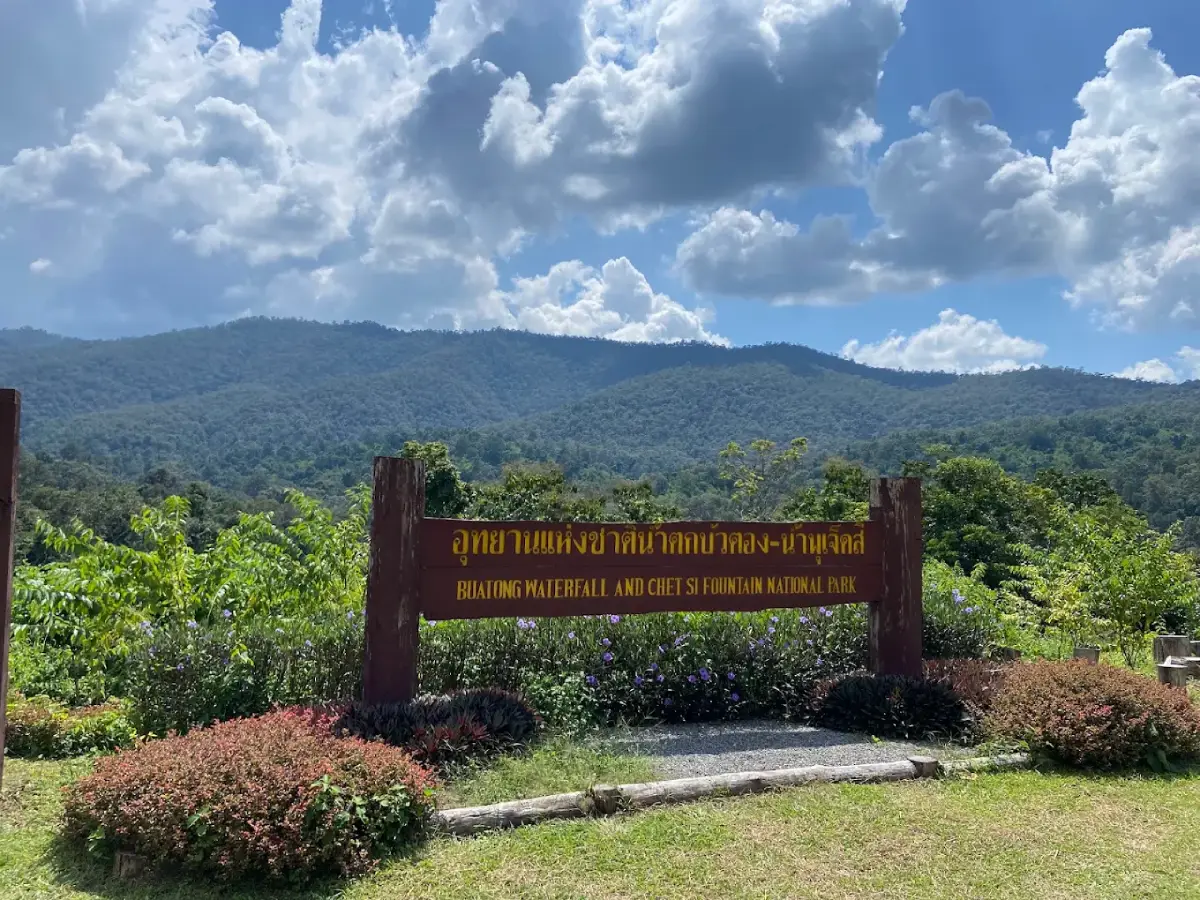 อุทยานแห่งชาติน้ำตกบัวตองน้ำพุเจ็ดสี จังหวัดเชียงใหม่ น้ำตกหินปูนสีขาว