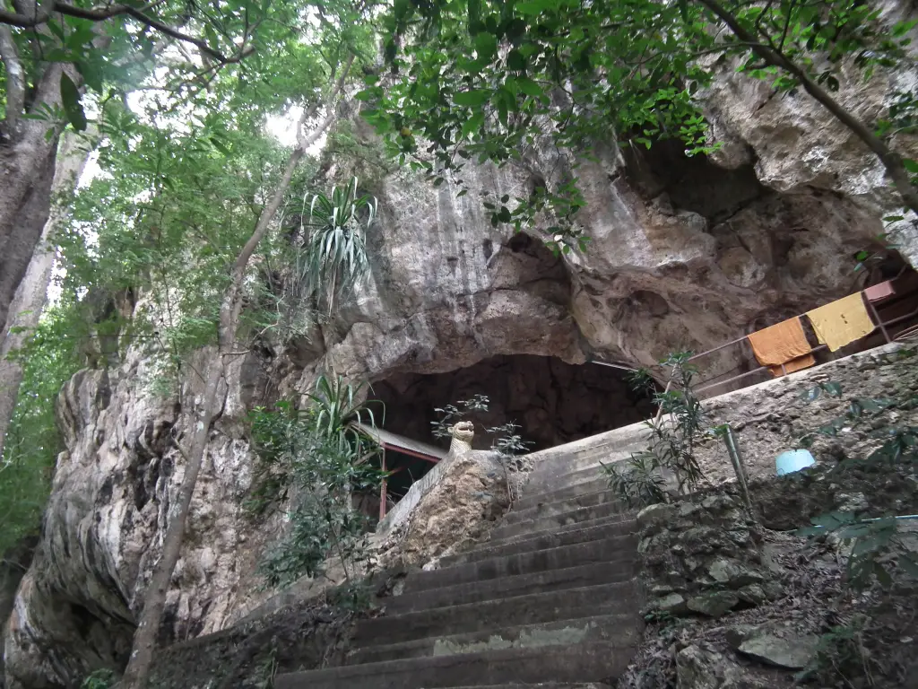 Phra Phutthabat Tham Pha Bing
