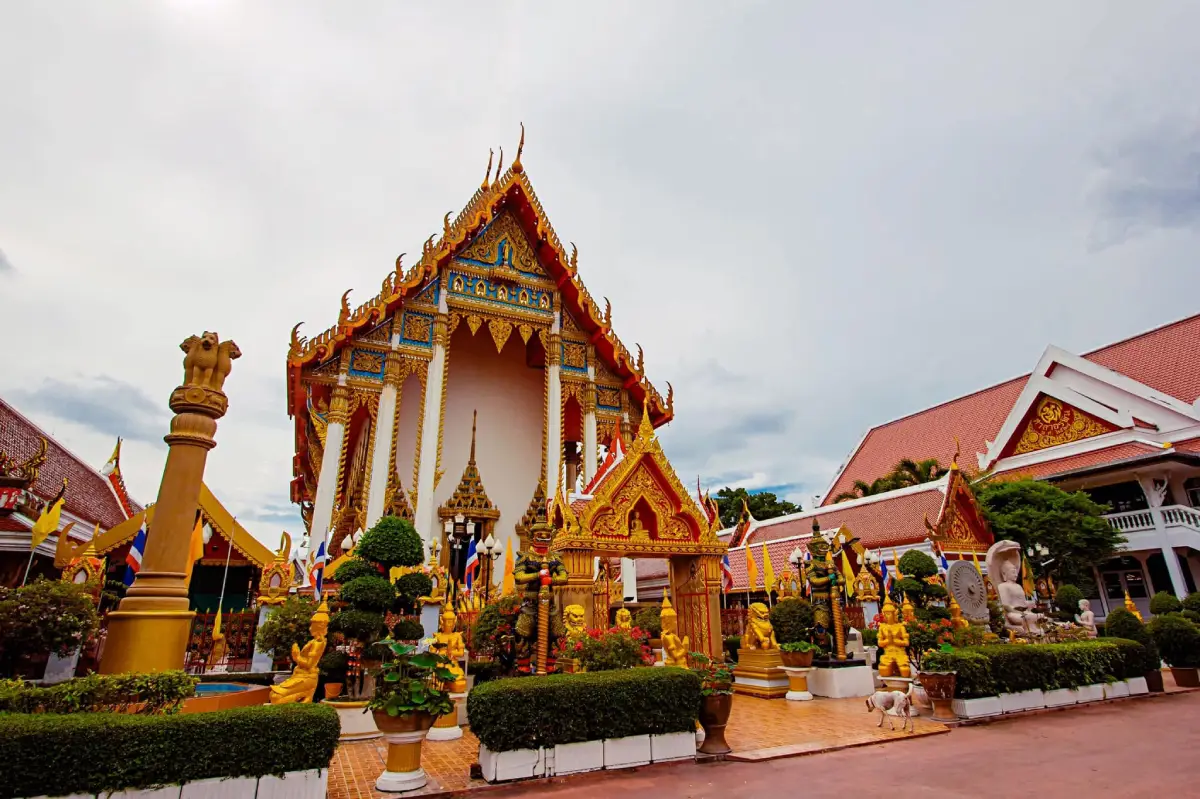 วัดอาวุธวิกสิตาราม พระอารามหลวงย่านบางพลัด กรุงเทพมหานคร