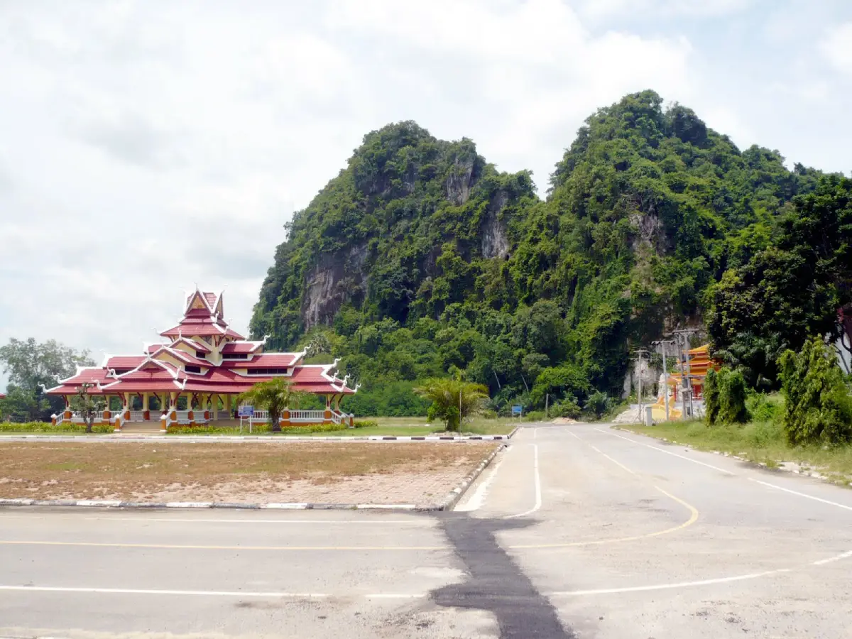 Tha Thong Historical Museum (Wat Khao Phra Nim) Tha Thong Historical Museum (Wat Khao Phra Nim)
