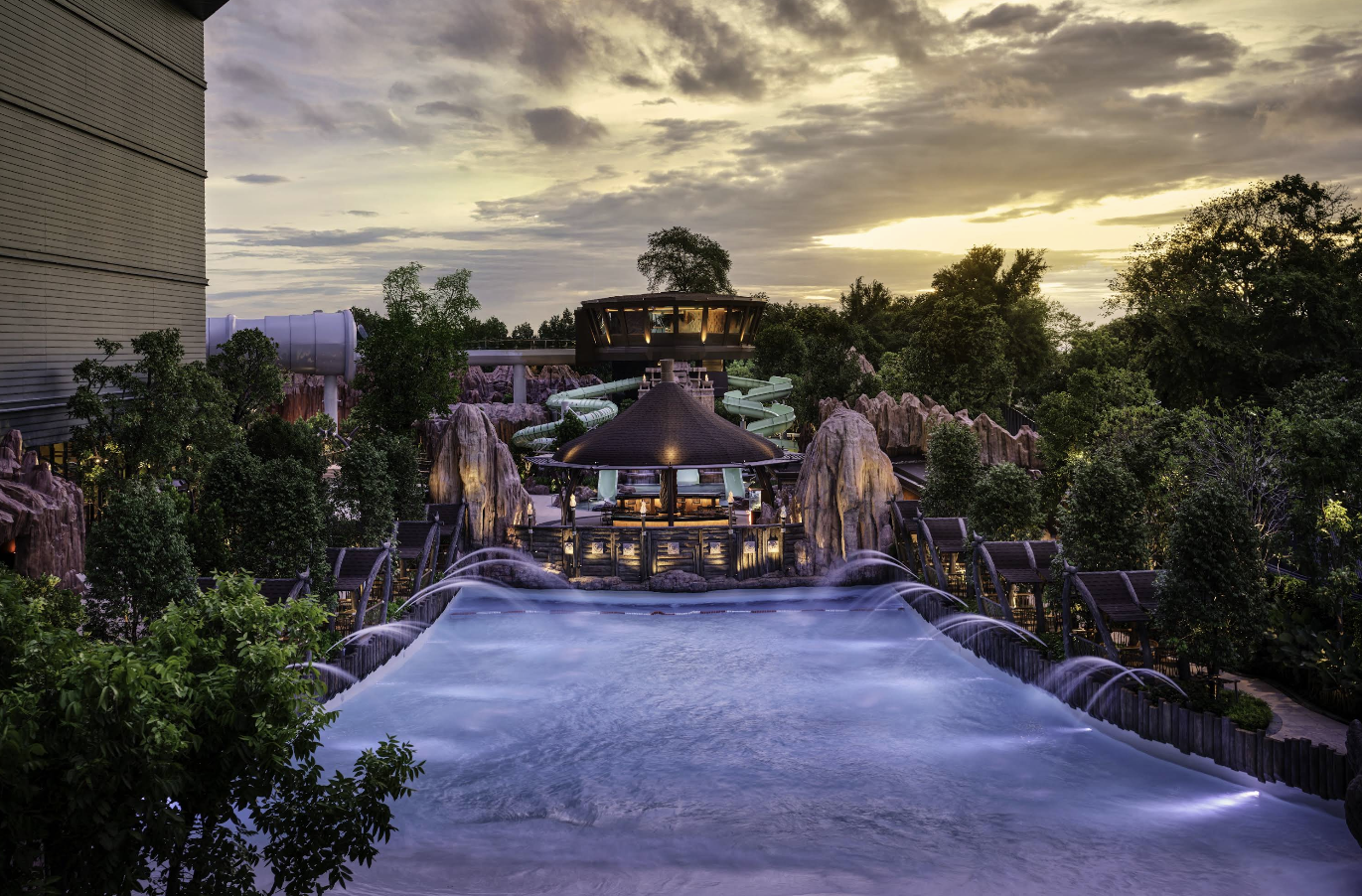สวนน้ำไทม์ แทรเวลเลอร์ พัทยา จังหวัดชลบุรี สวนน้ำธีมการเดินทางข้ามกาลเวลาขนาดใหญ่
