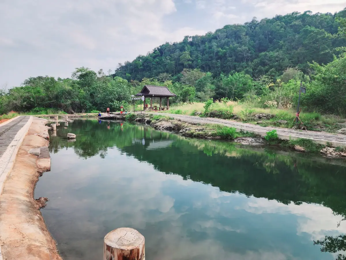 สำนักธารน้ำร้อน จังหวัดสุราษฎร์ธานี บ่อน้ำพุร้อนเค็มธรรมชาติและพื้นที่พักผ่อน