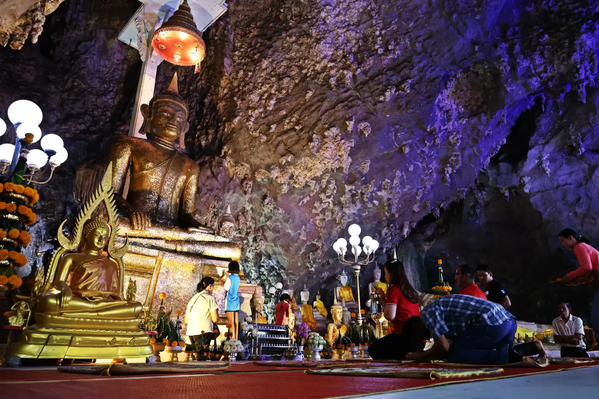 Wat Thep Charoen (Tham Rap Ro) Wat Thep Charoen (Tham Rap Ro)