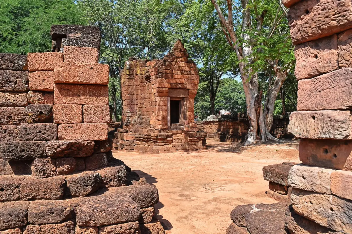 ปราสาทครบุรี
