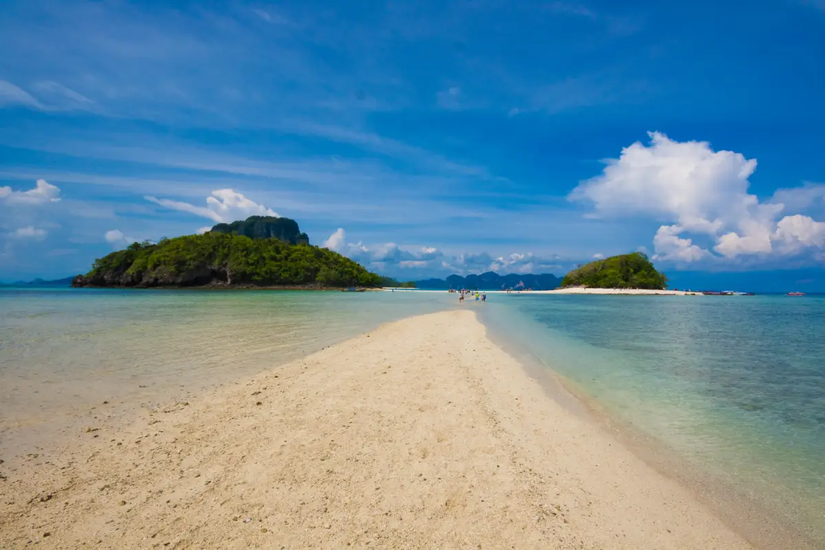 หาดนพรัตน์ธารา ภายในอุทยานแห่งชาติหาดนพรัตน์ธารา–หมู่เกาะพีพี จังหวัดกระบี่