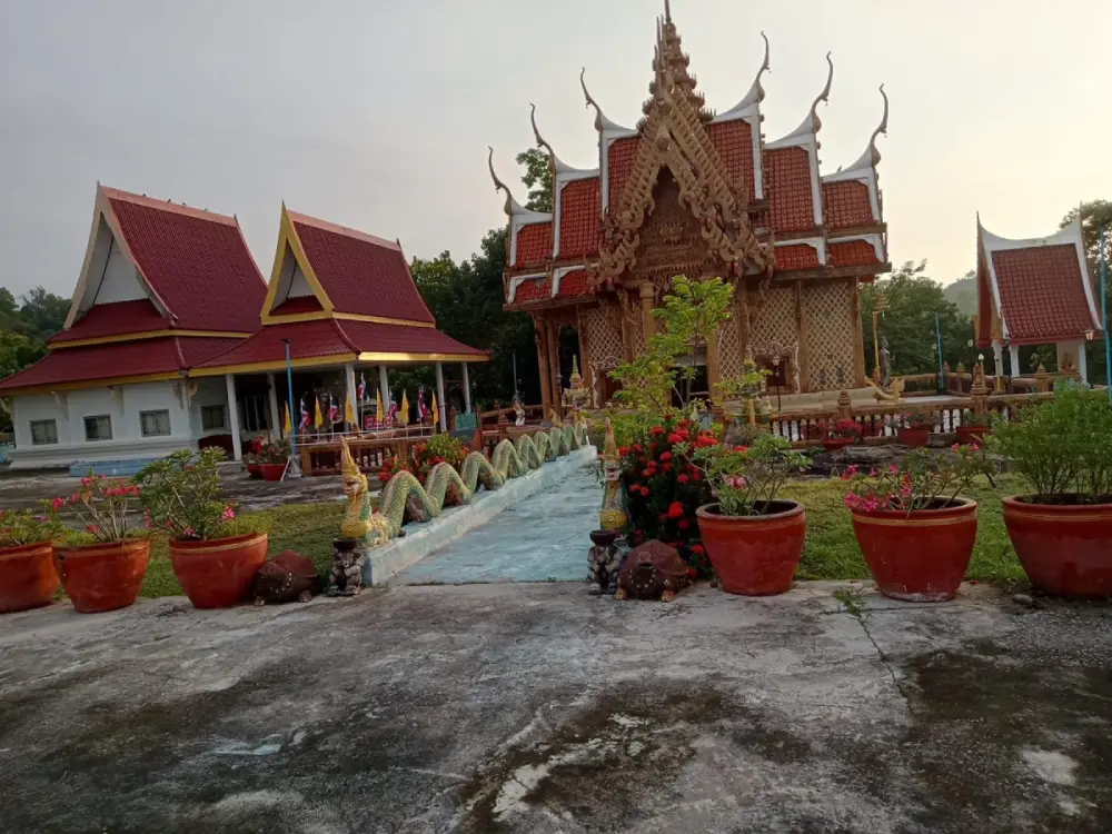 วัดพระพุทธบาทเขายายหอม วัดพระพุทธบาทเขายายหอม
