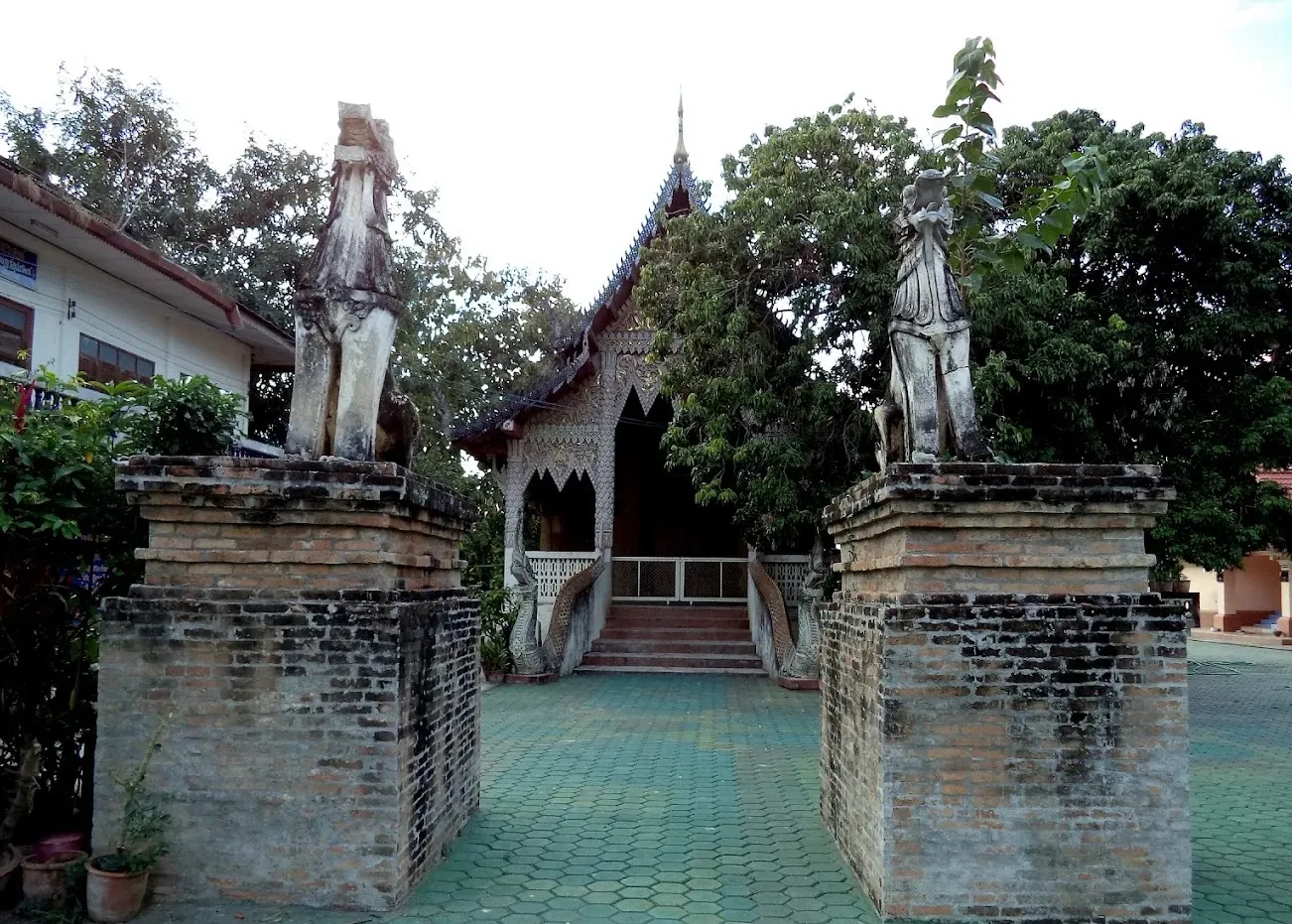 Wat Prasat (Thung Satok) Wat Prasat (Thung Satok)