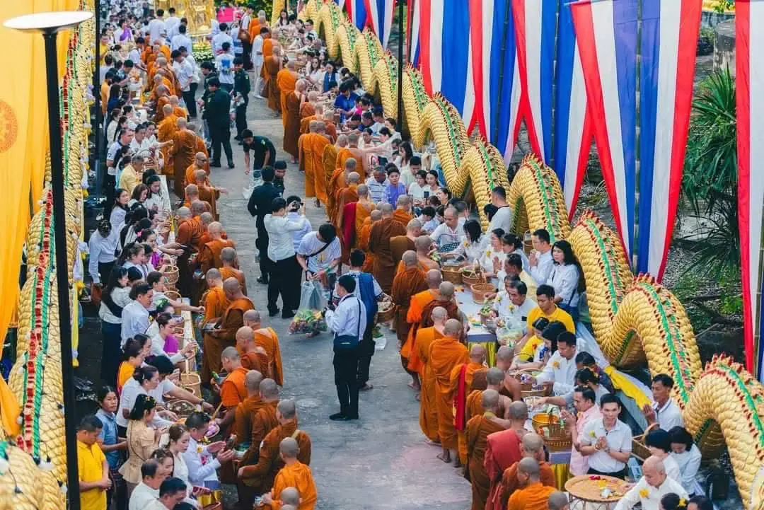 การทำบุญตักบาตรเทโวโรหณะ การทำบุญตักบาตรเทโวโรหณะ
