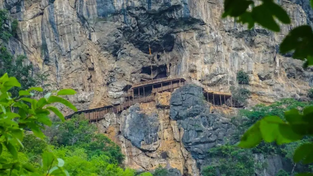 Pha Sam Yot Nong Bua Lamphu