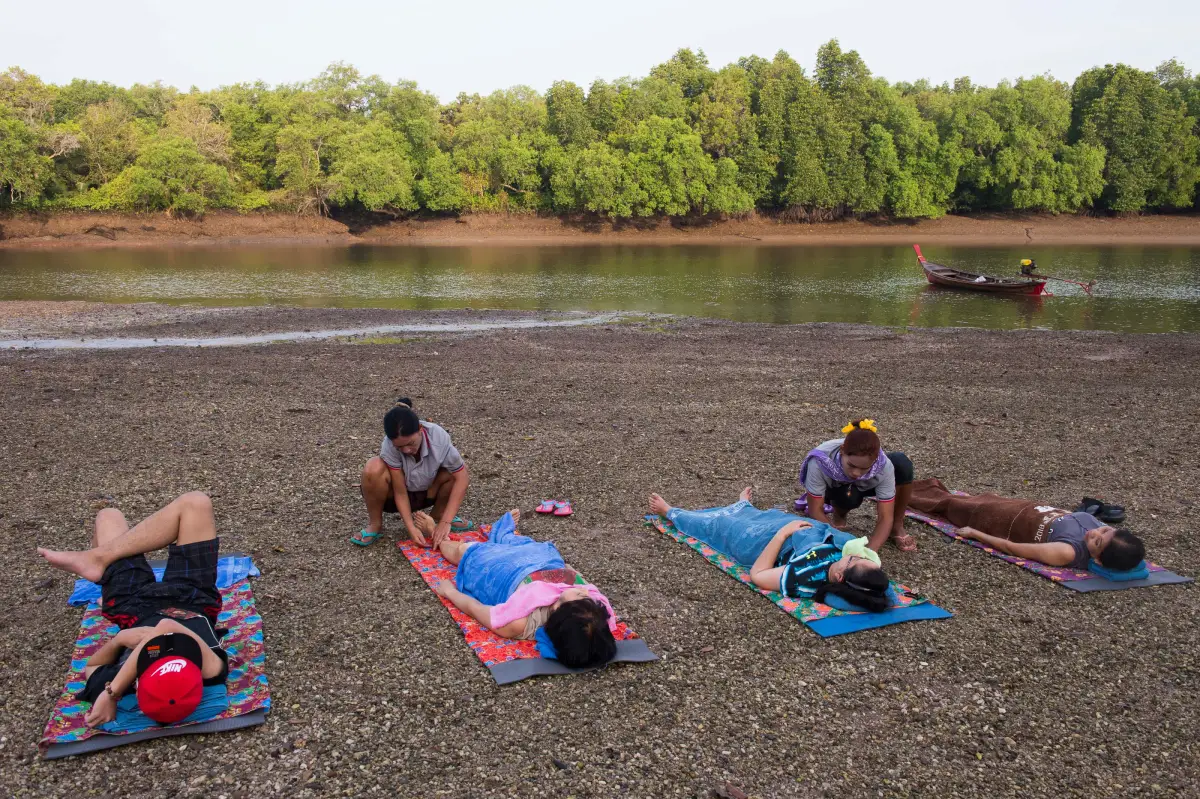 โหนน้ำพุร้อน หาดน้ำร้อนคลองมะรุ่ย จังหวัดพังงา แหล่งทรายร้อนและโคลนร้อนชายฝั่ง
