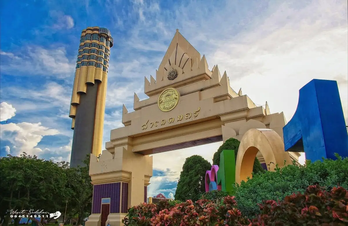Saket Nakhon Gate