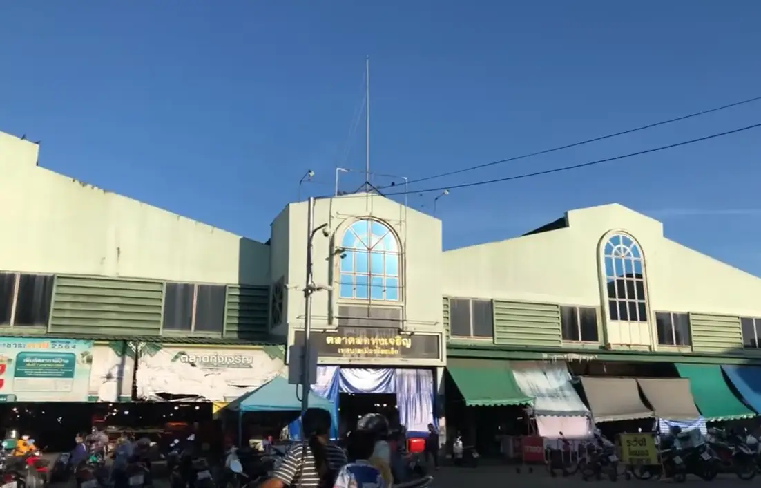 Thung Charoen Fresh Market