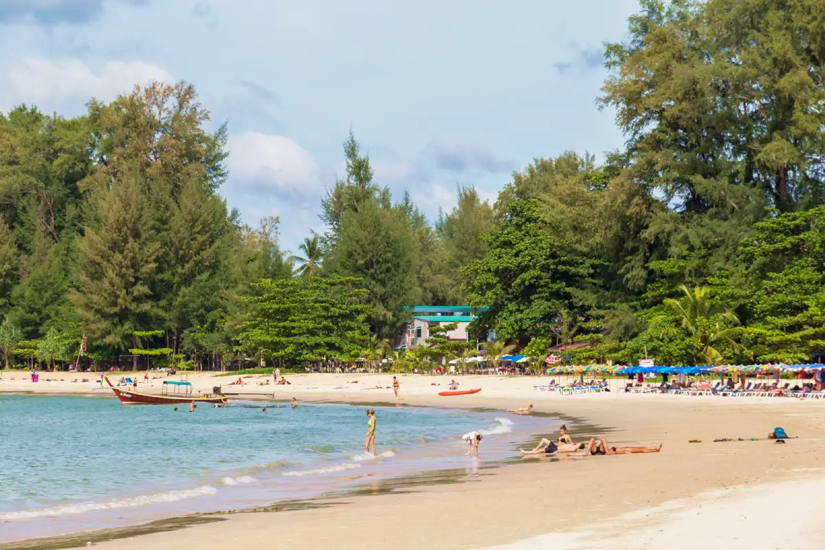อุทยานแห่งชาติสิรินาถ จังหวัดภูเก็ต หาดในยางและธรรมชาติชายฝั่ง