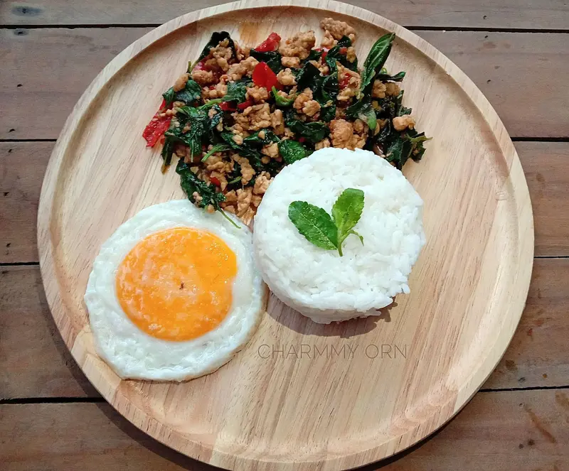 กะเพราไก่ไข่ดาว