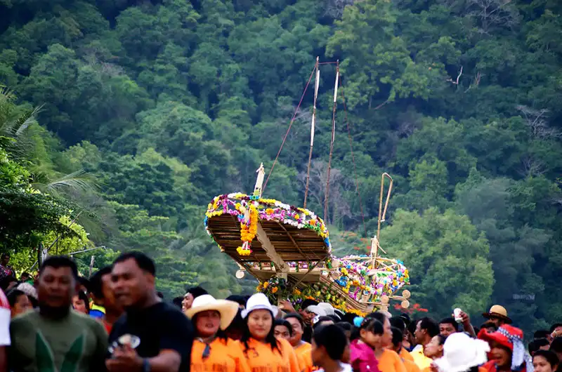 ประเพณีลอยเรือชาวไทยใหม่