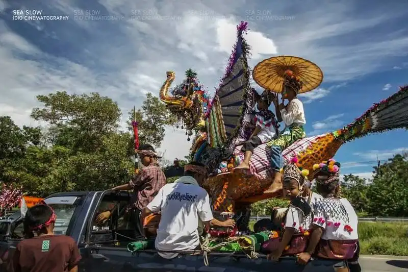 ประเพณีการแห่นก