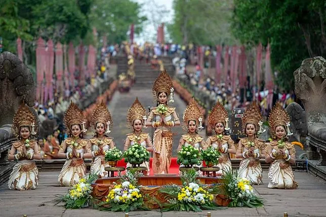 ประเพณีขึ้นเขาพนมรุ้ง ประเพณีขึ้นเขาพนมรุ้ง