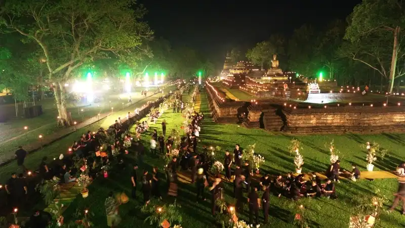ประเพณีทอดผ้าป่าแถว